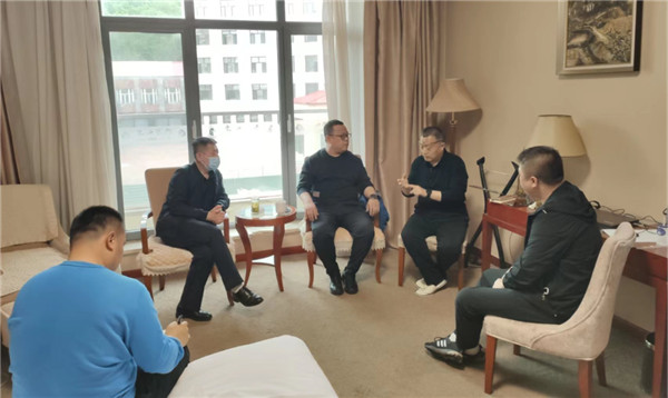 山東科技大學實用礦山壓力研究中心主任石永奎教授、郝建博士應邀赴龍煤雙鴨山礦業(yè)集團進行技術交流